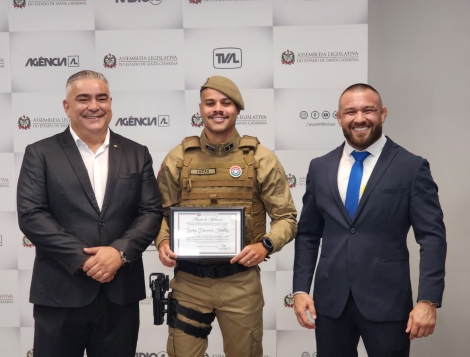 PM que salvou mulher no viaduto da BR-282 é homenageado na Alesc