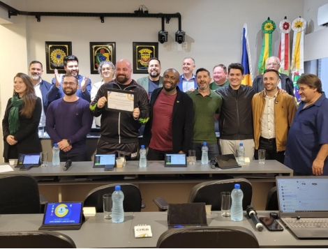 Vereadores de Biguaçu entregam moção de aplausos a atleta de powerlifting