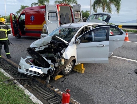 Mulher fica presa em carro após acidente na Beira-Mar
