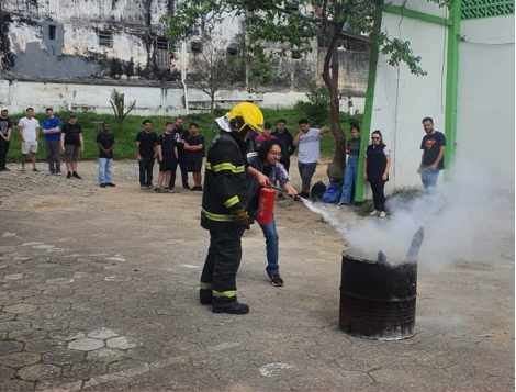 Bombeiros militares realizam instrução de combate a incêndio para alunos do Ifsc
