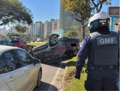 Colisão e capotamento impactam trânsito na Beira-Mar